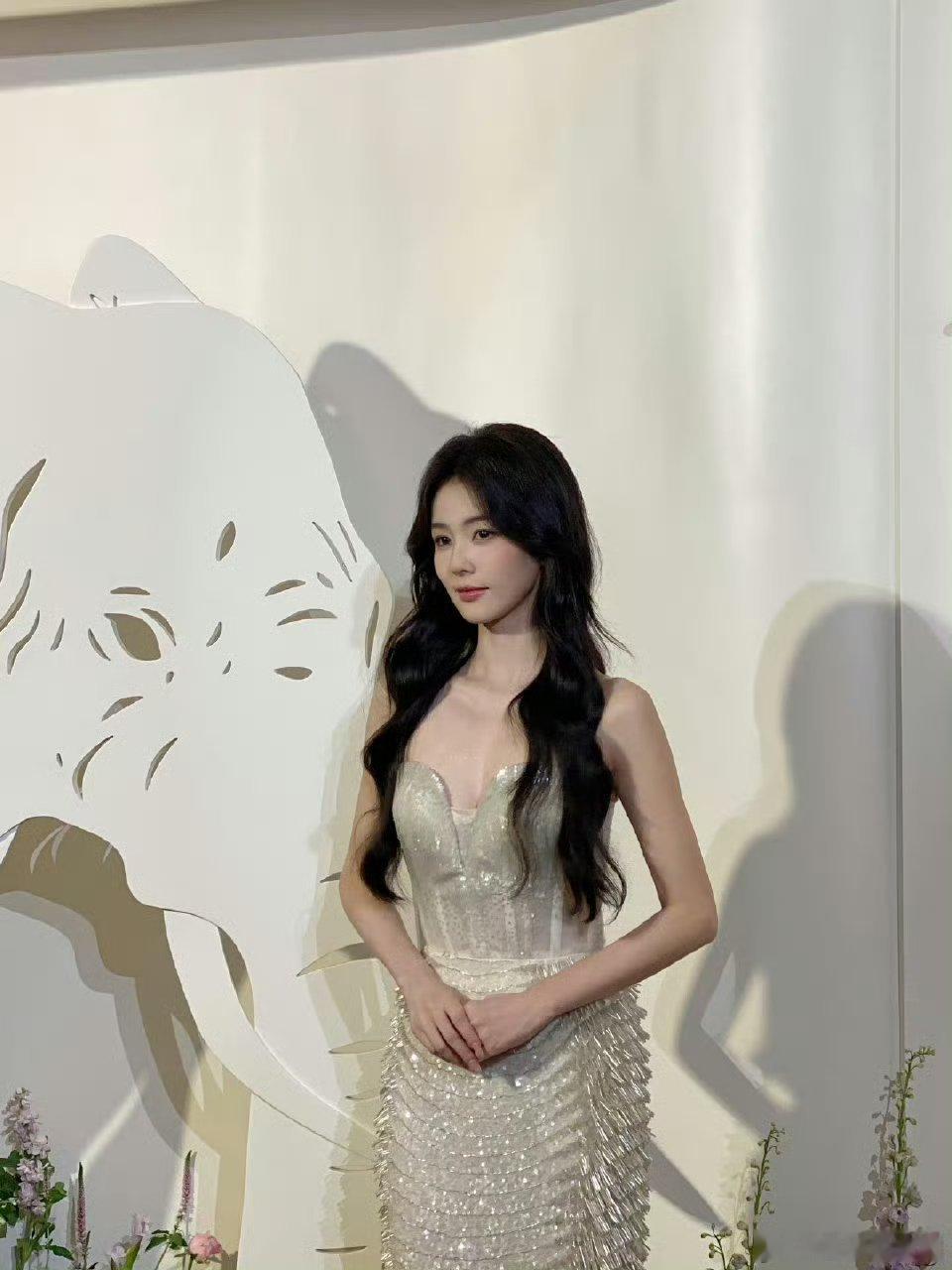 是光线的问题嘛？？白鹿的礼服和状态看着都。。。差点意思呢[苦涩][苦涩][苦涩]