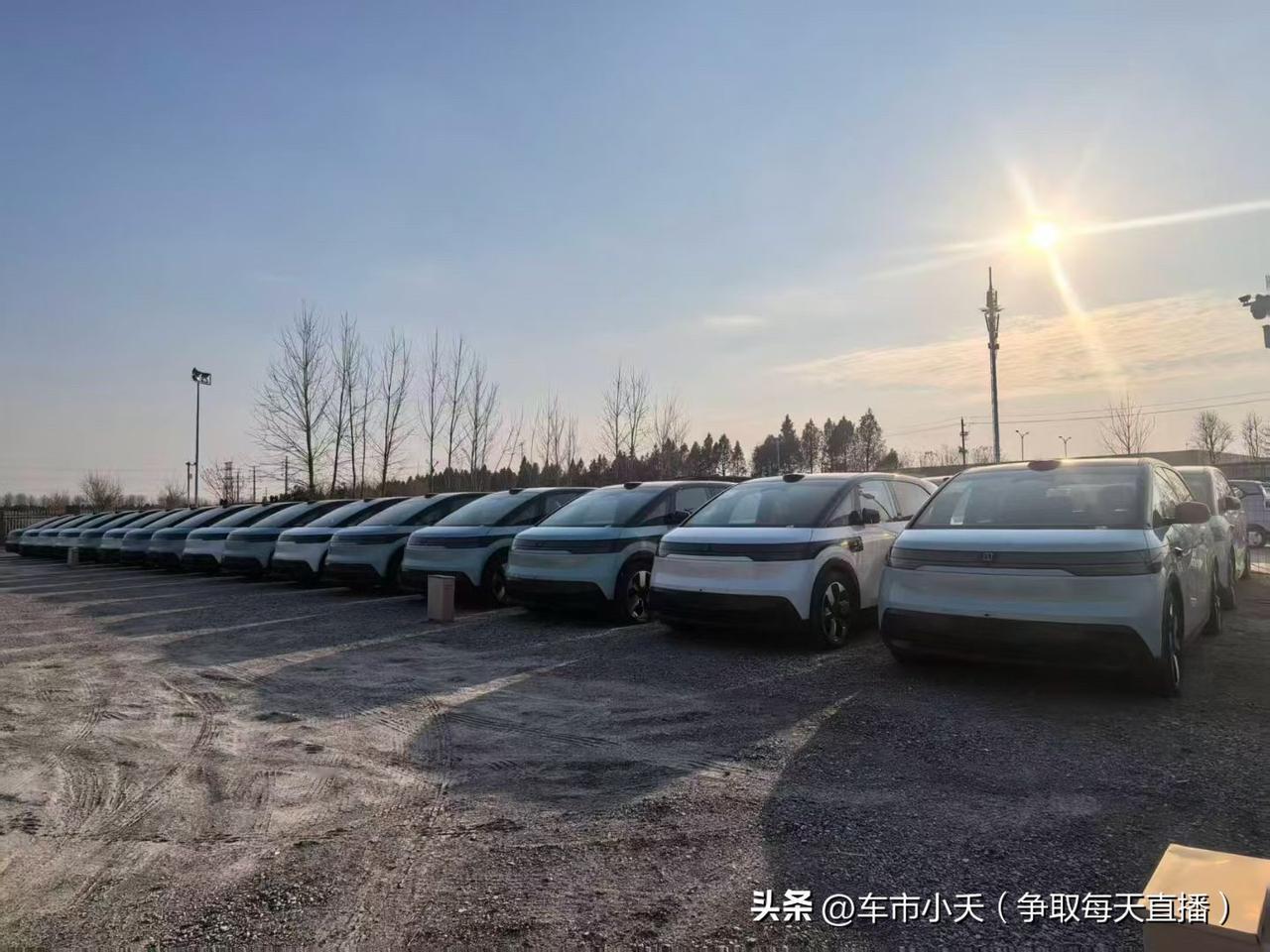 极氪MIX这款车目前在汽车市场比较多，大多都是2024年年底生产的。这车指导价2