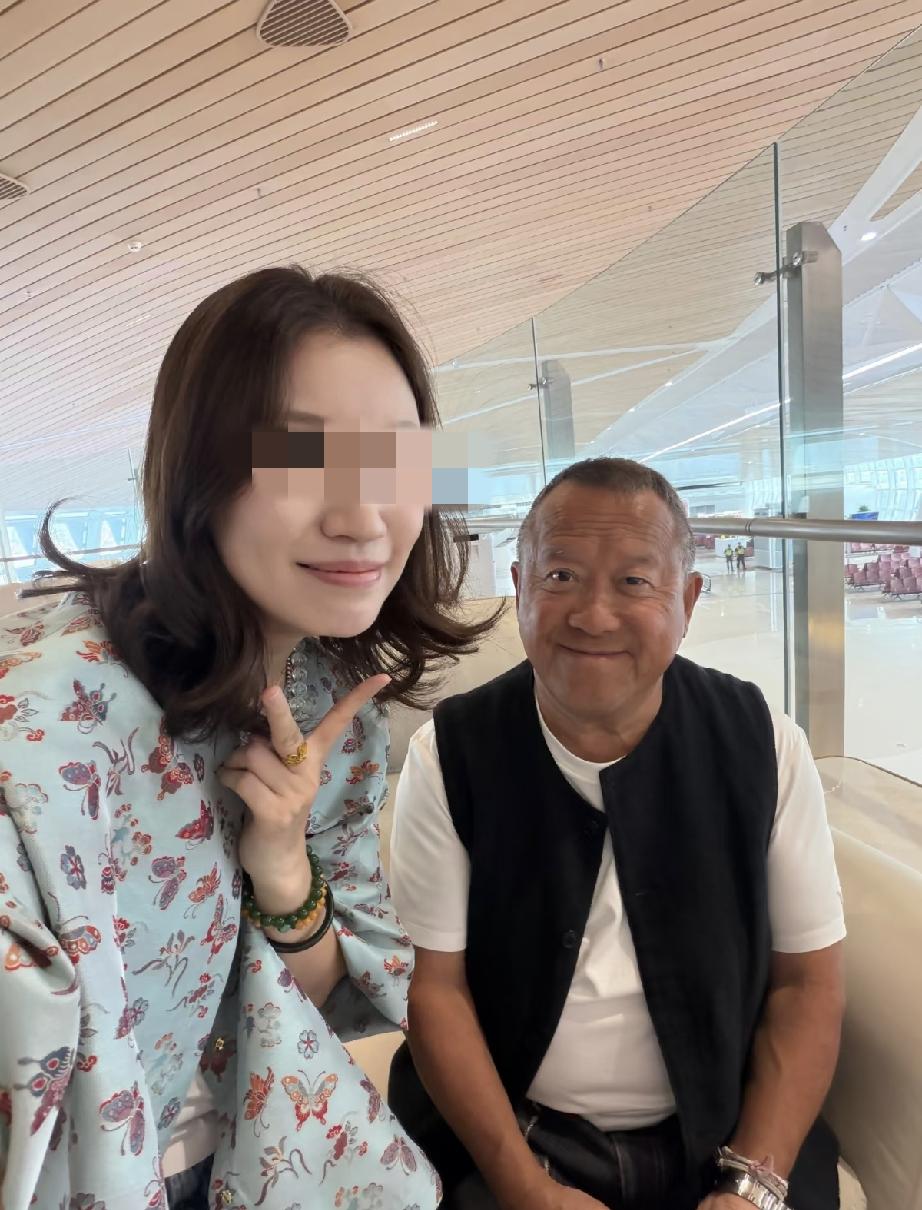8月12日，曾志伟在深圳机场的南航贵宾厅候机，一个人坐在角落里的位置，显得非常落