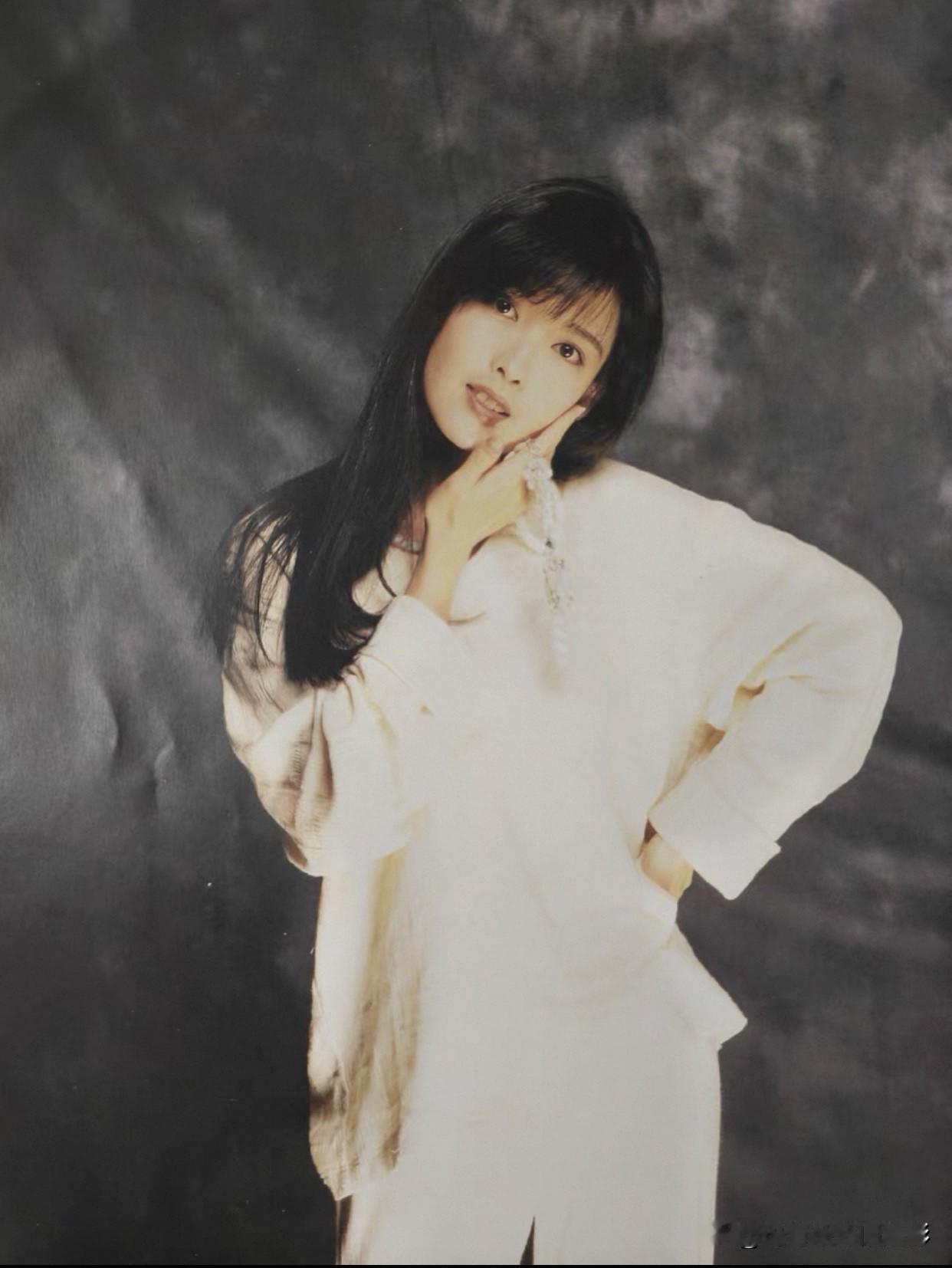 周慧敏｜港风女神的时光滤镜📽️
90年代的港风，是她长发垂肩的温柔，是白衫素雅