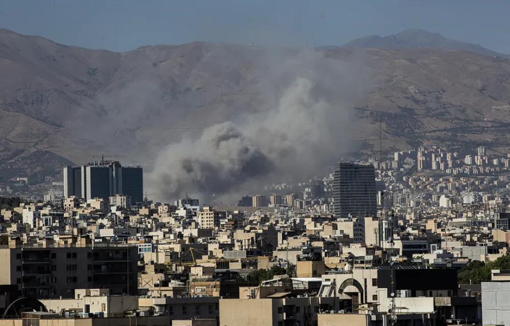 德黑兰街头，现在到底有多危险？

深夜的德黑兰街头，路灯昏黄，行人脚步匆匆。沿街