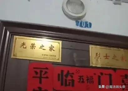 近日，一名外卖骑手送餐爬7楼后愣住了。他看到备注说家里有老人，本以为只是普通的7