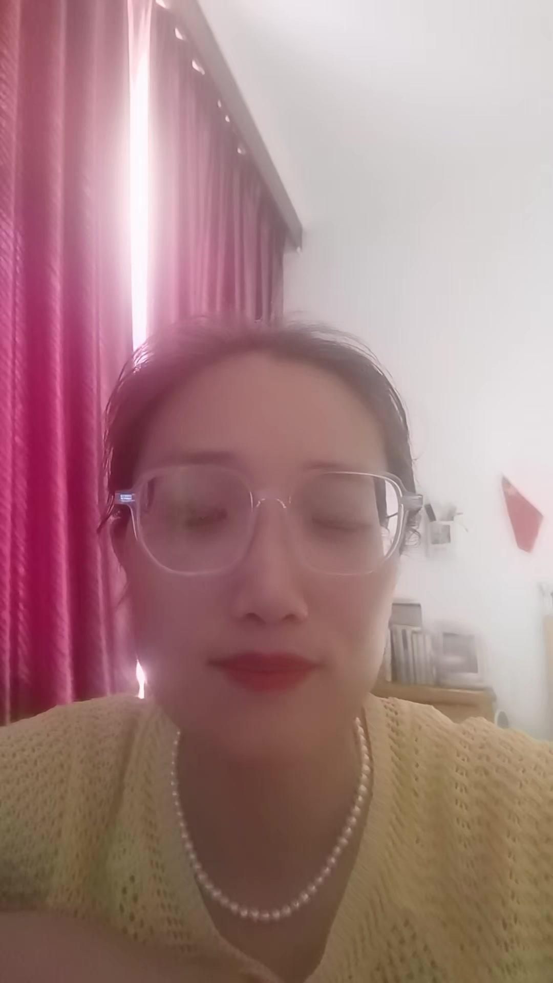 看到刘小燕老师的视频真的醍醐灌顶！她叮嘱漂亮女生要读书、见世面、搞事业，说美貌单