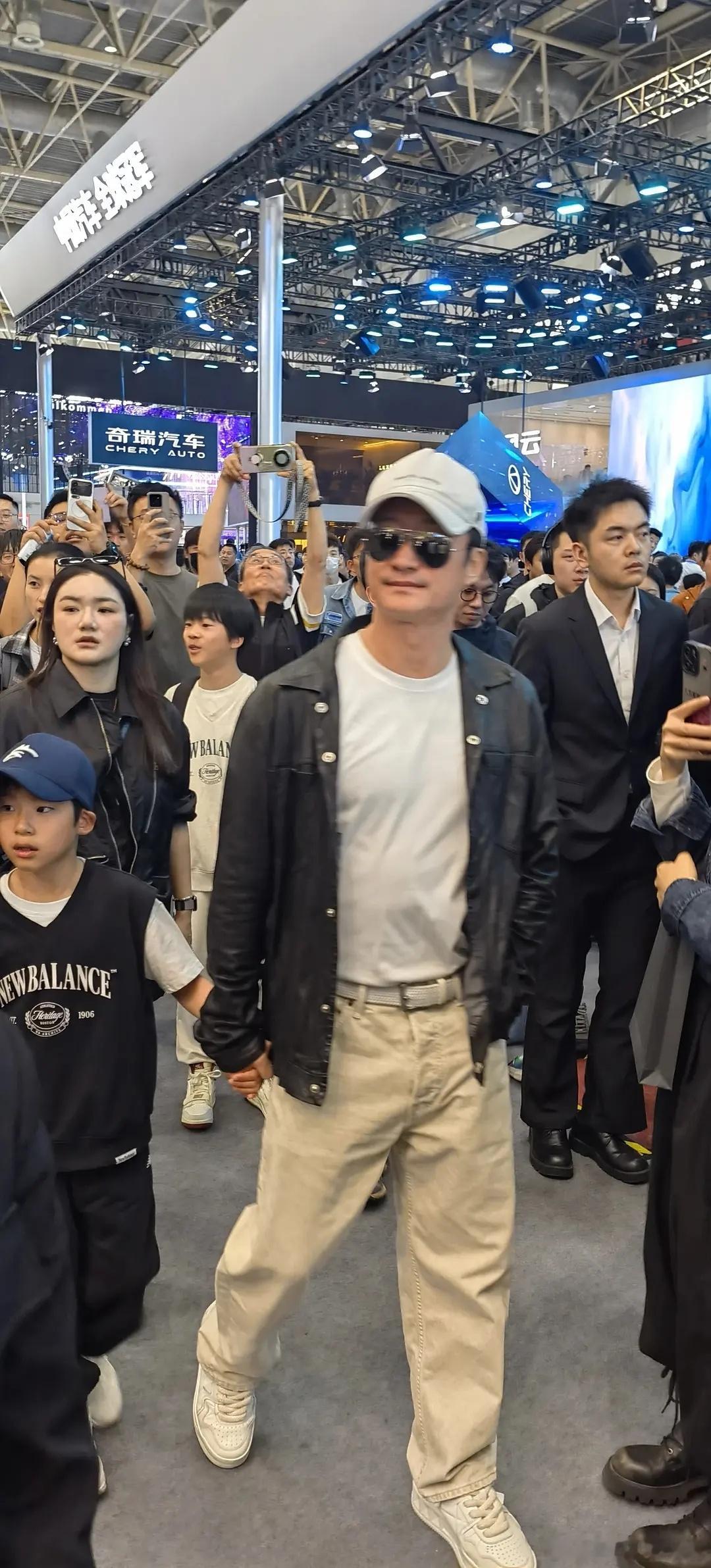 吴师傅现身北京奇瑞车展，要买车还是给电影准备素材