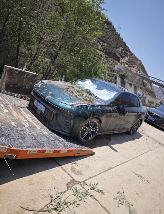 看到一个车，发动机基本全淹，乘员舱里边基本没水，没想到密封挺好！ ​​​
