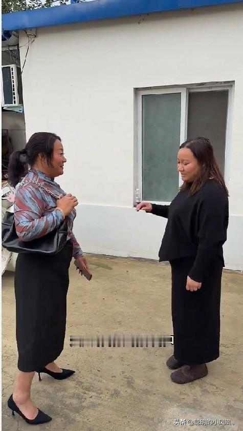 小故事，
   小飞 和他丈母娘卖橘子，终于回到家。梦凡她妈见到梦凡，满脸的不高