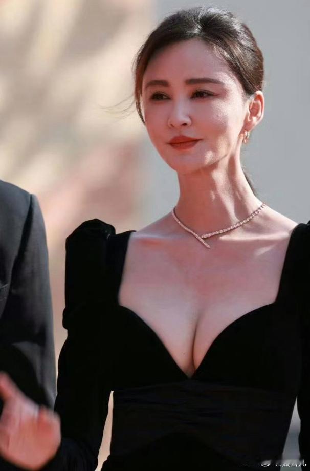 张歆艺真的太瘦了，瘦的脖子和脸上都脱相了呀 ​​​