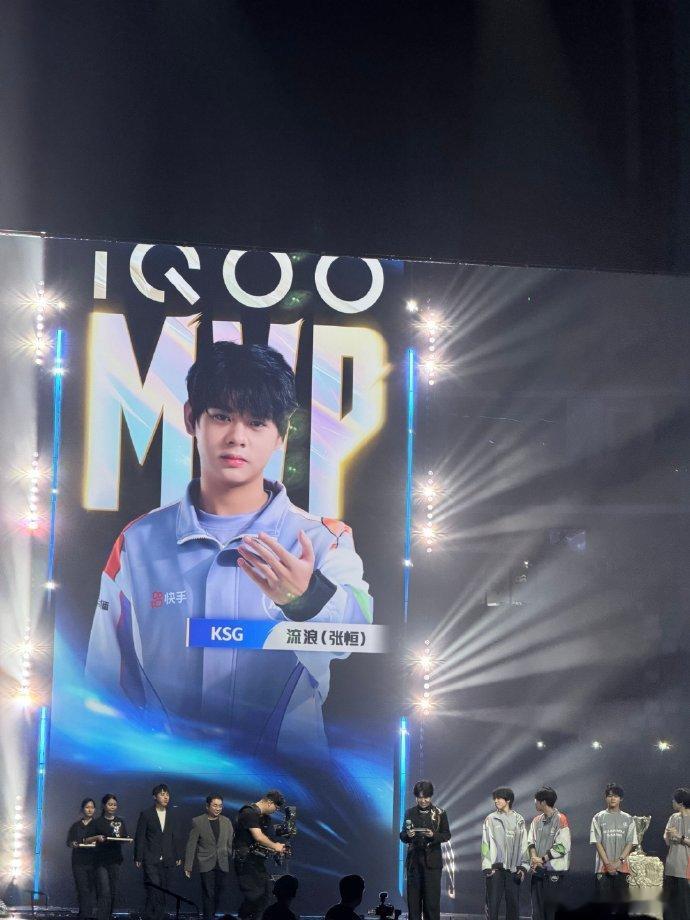 流浪是KPL最坚强的男人 纪录片里，他看着队友的故事默默流泪，却把自己的伤痛藏得