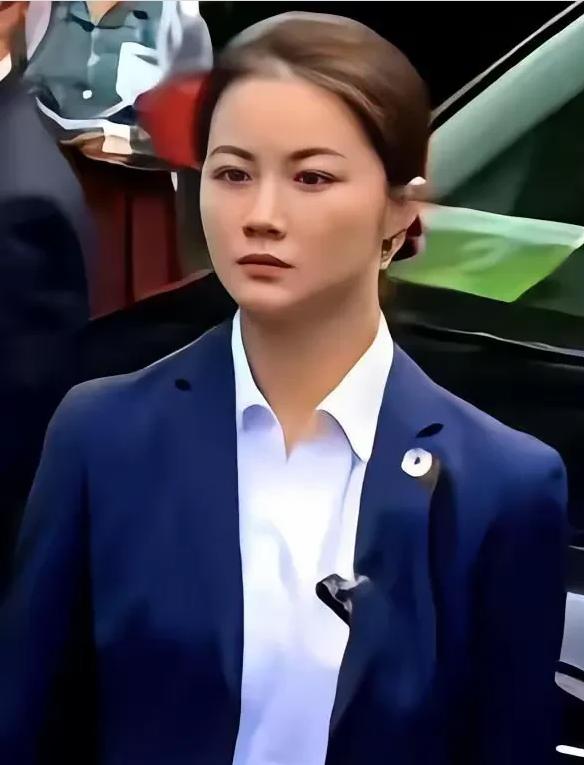 “最美保镖!”前几年叙利亚总统夫人访华的时候，随行队伍里一位女保镖的执勤照意外火