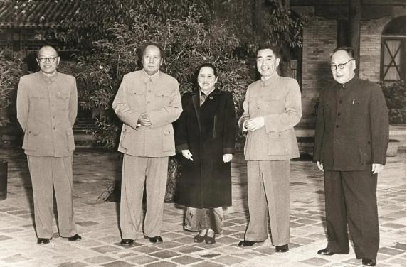 宋庆龄说：“毛主席不但是一党的领袖，并且是全国人民的导师，他思想敏锐，识见远大，