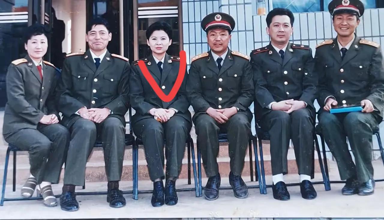 身穿87式军服文职干部和行政干部，除了肩章和领花不一样外，领带颜色怎么也不一样呢