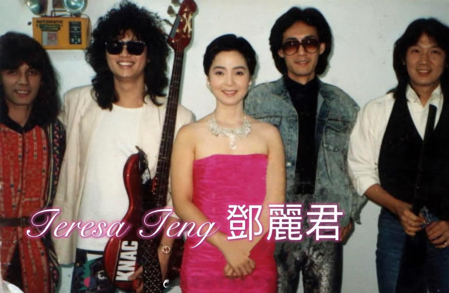 1988年8月，台北中华体育馆。邓丽君邀得香港著名摇滚乐团“Chyna”，为她在