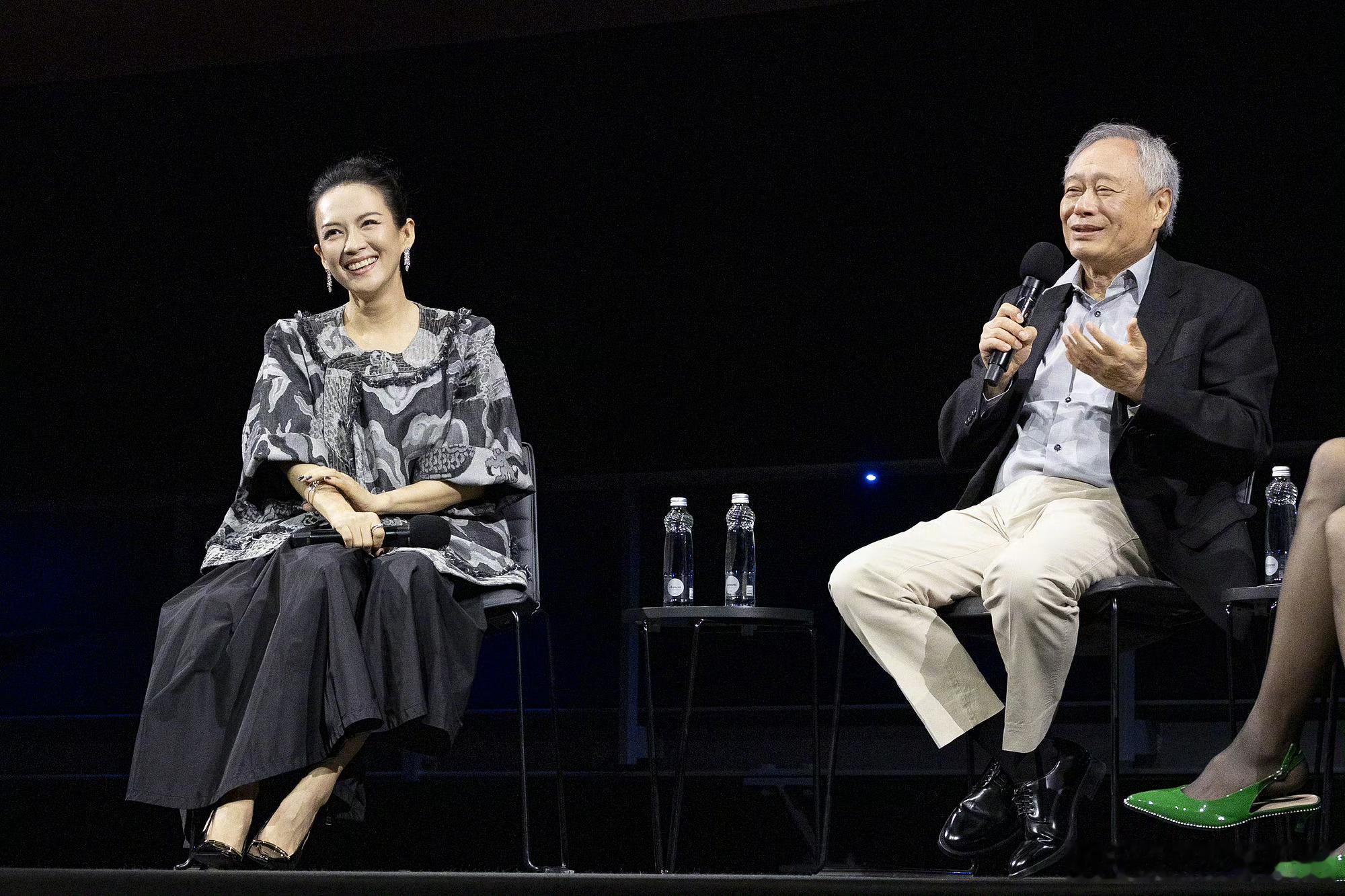 《卧虎藏龙》25周年放映会上，李安导演和章子怡出席，并且和是枝裕和导演合影了电影