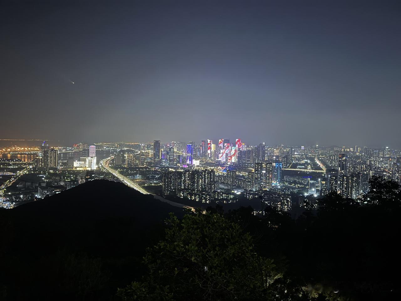 夜爬南山，看山脚下，万家灯火。
这一大片灯光闪耀处就是深圳前海。深圳前海曾经是深