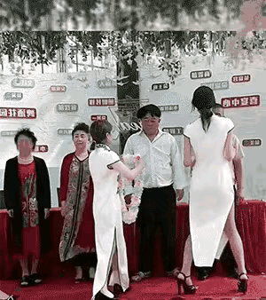 本来上台领个奖是好事，这下让礼议小姐姐给弄的，形象全被毁了。
