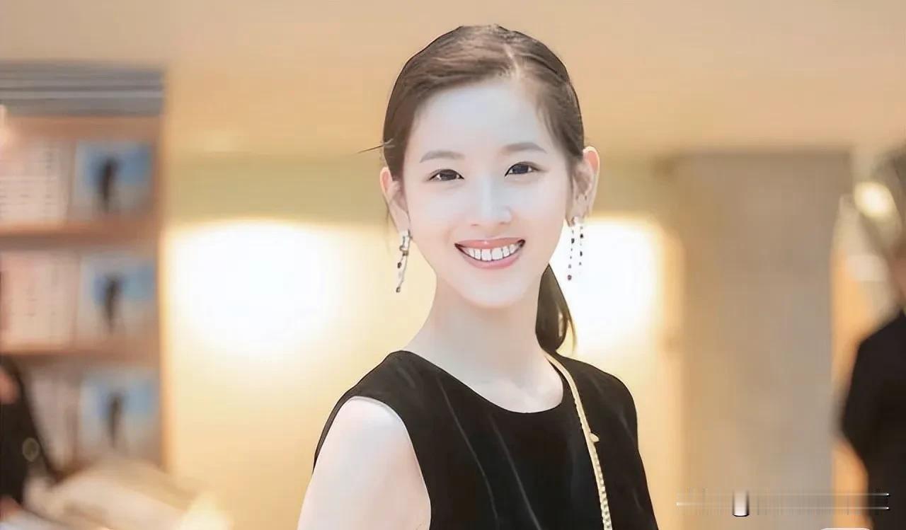 章泽天现身清华校友伦敦艺术展

近期，在伦敦举办的清华校友艺术展上，一道亮丽的风