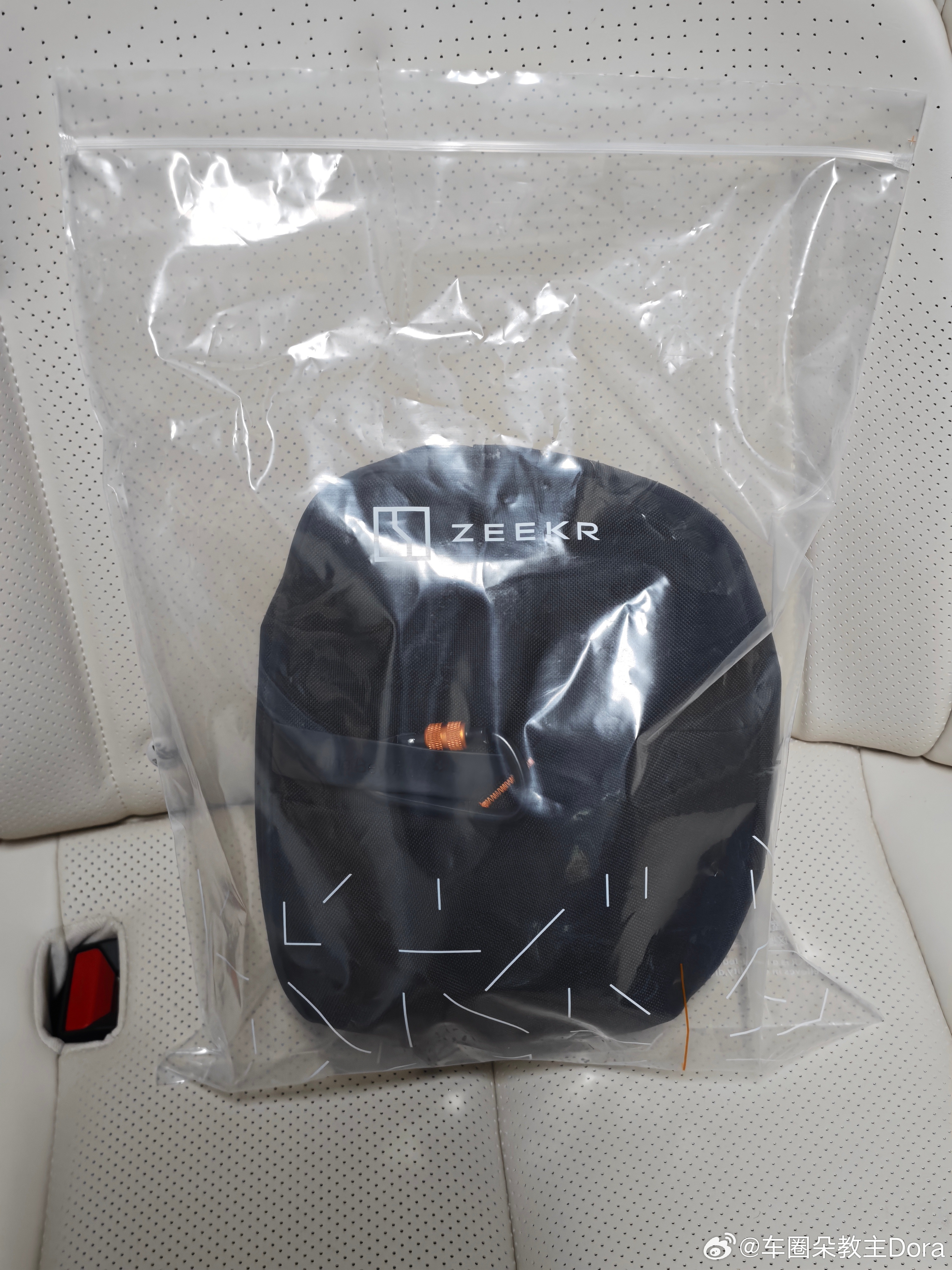 微博抽奖抽一个全新的极氪机能小挎包，背上超好看 铁粉来！一周开，现在不铁的也来得