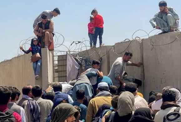 美国的承诺全是空话，1100多曾经帮美国做事的阿富汗人被接到卡塔尔军营里避难，本