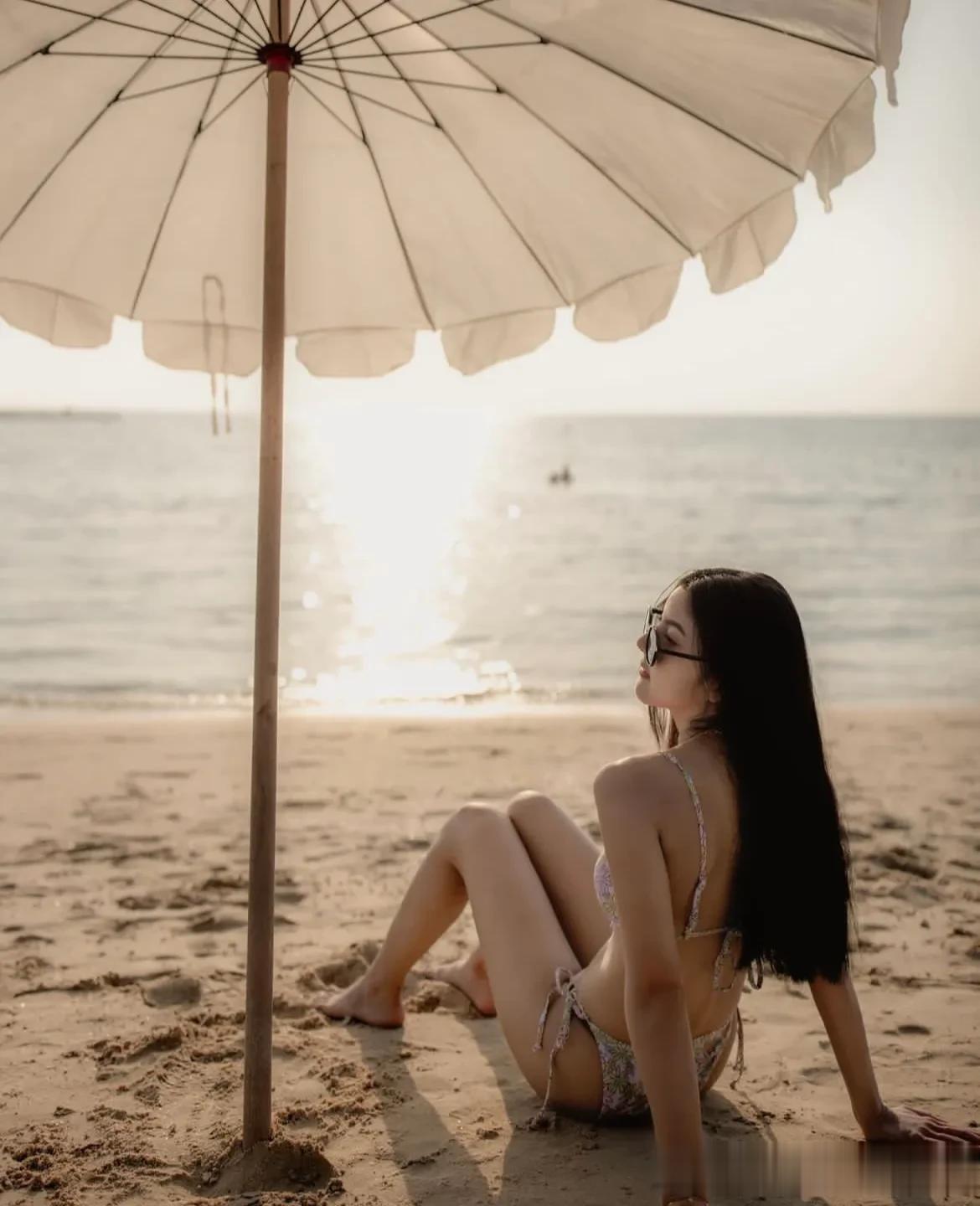 华欣的海边，比芭提雅要安静许多，这个海边的小城，有一种独特的魅力，在华欣海滩，傍