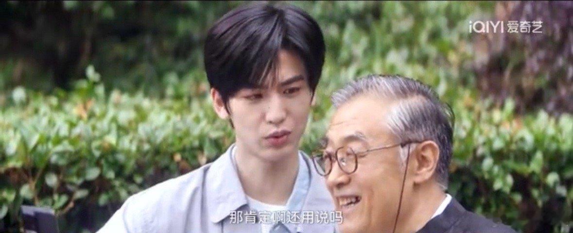 张凌赫偶像剧的脸生活化的演技 看《爱你》真被张凌赫惊喜到！充当手机支架时的情绪参