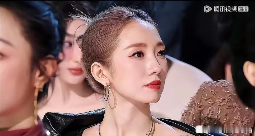 孟美岐可以称得上，杜华也救不回来的女明星2021年塌房后，本来是乐华一姐资源很好
