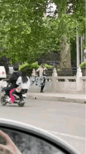 共享单车得罪谁了？很多城市都这样，为什么要把它们都扔进水沟里？这是不是破坏公物，