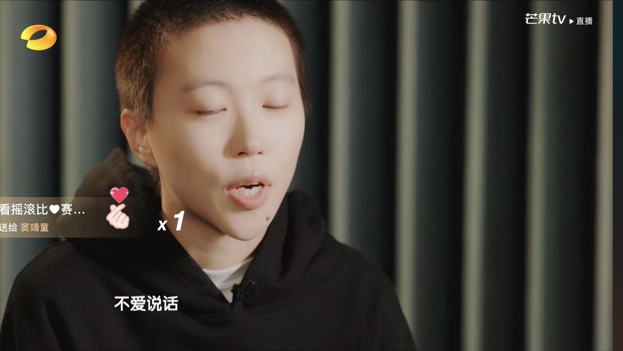 窦靖童上《歌手2026》，莫名其妙让我想起了《主角》里面的小娥子。

哈哈哈，那