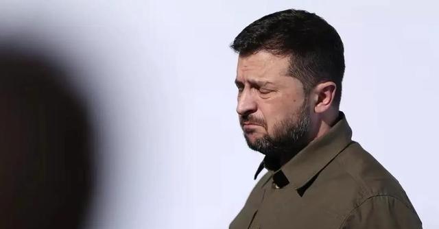 泽连斯基心里很清楚，只要他在领土问题上松半个口，国内的愤怒就会把他吞噬；但如果他