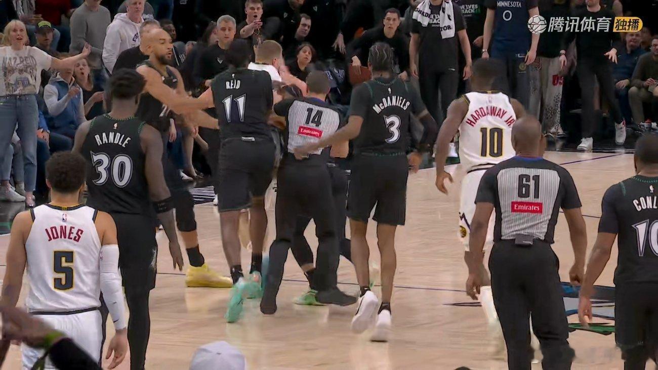 在2026年NBA季后赛首轮G6的生死战中，掘金核心约基奇与森林狼替补克拉克爆发