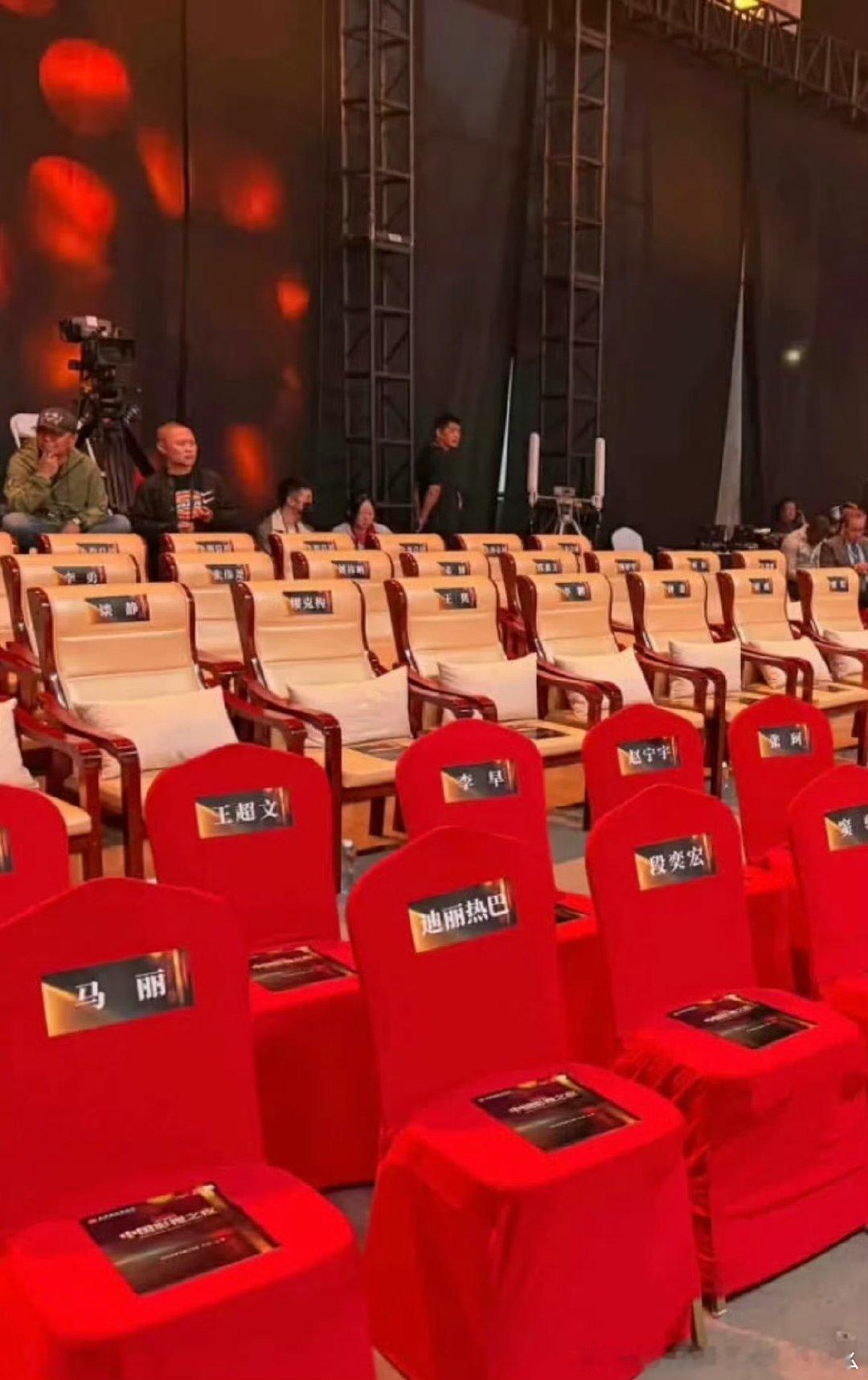 迪丽热巴的座位在第一排中国影视之夜座位天哪 