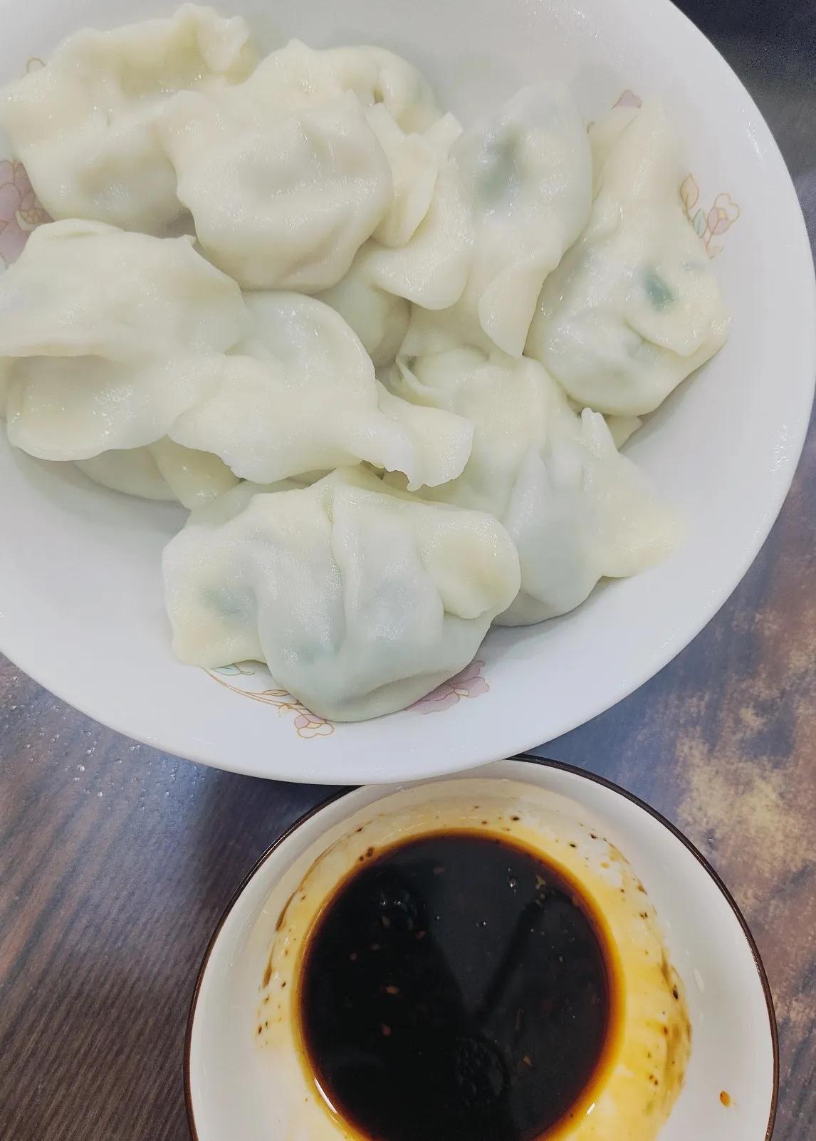 今天吃饺子，又想起来这事。
俺村一个男孩子找了个南方的对象，春节之前，他对象家里