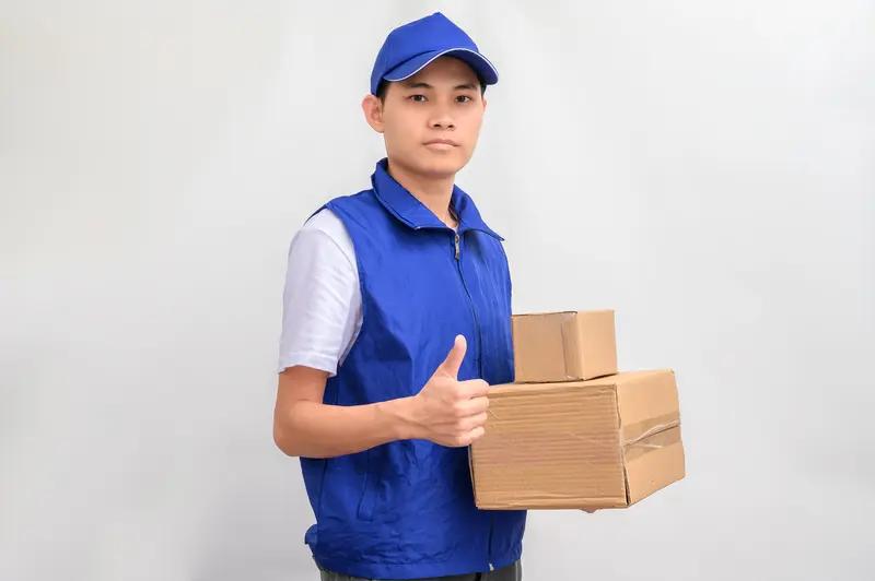 快递员将7999元手机放门口丢失 快递员把7999元手机放门口丢了这事儿，简直像