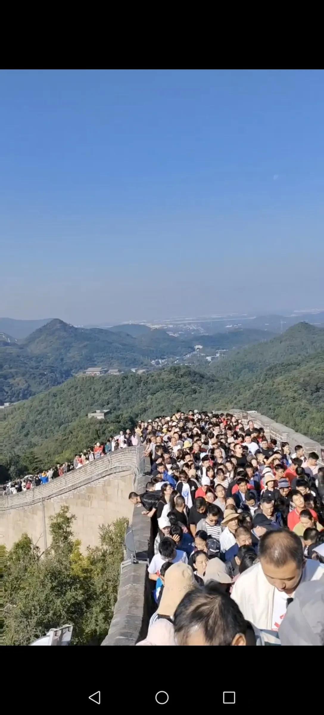 #记录我的2023#今天的长城真是人满为患，您看看下边这几张今天的现场实拍。
人