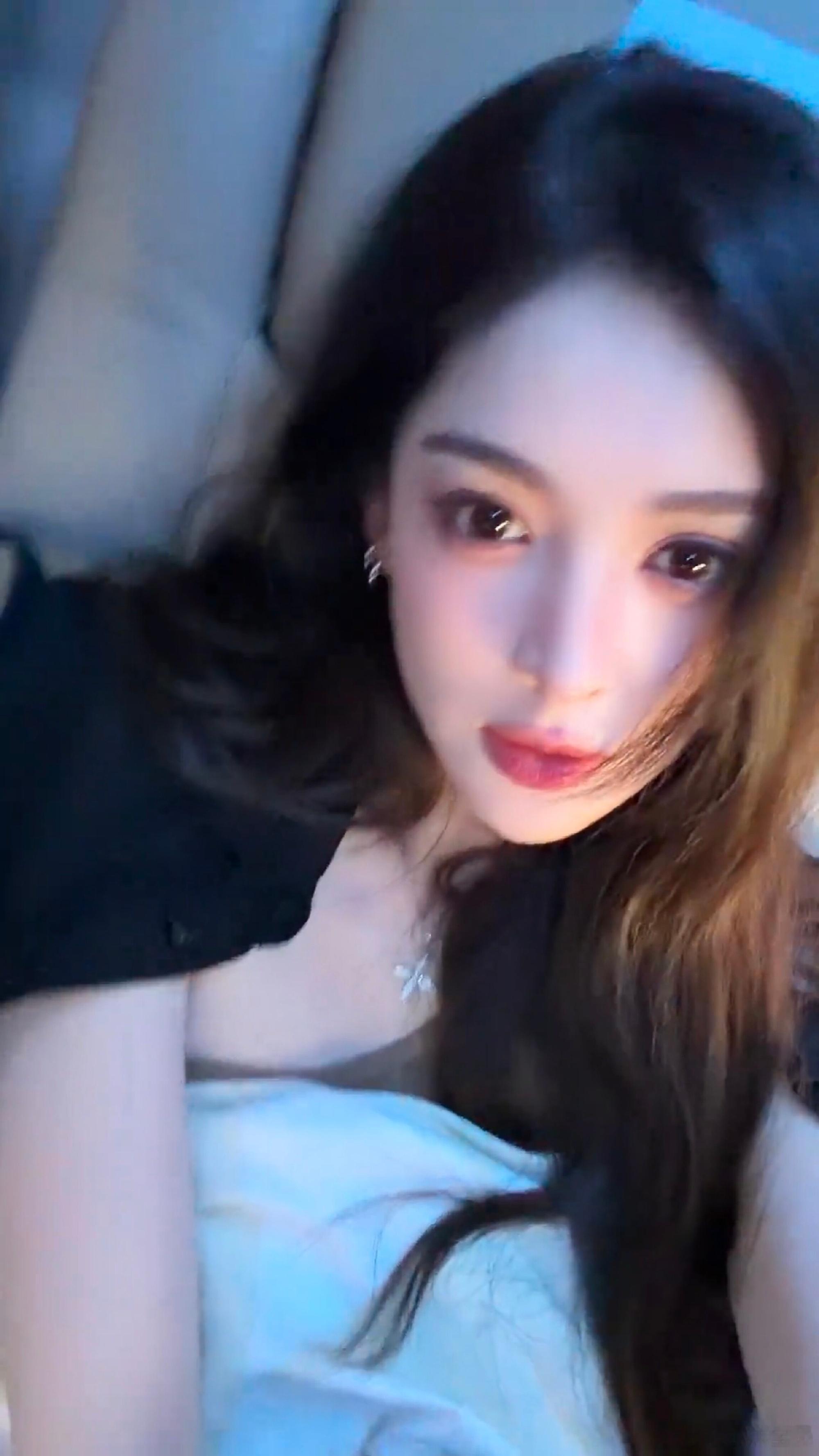 娜扎最新自拍照🤳 任何角度都是顶美 