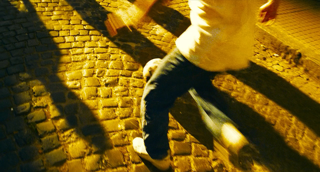 朱一龙有点年轻时候的梁朝伟，而温仕培肯定也受到了王家卫的影响，《负负得正》中有多