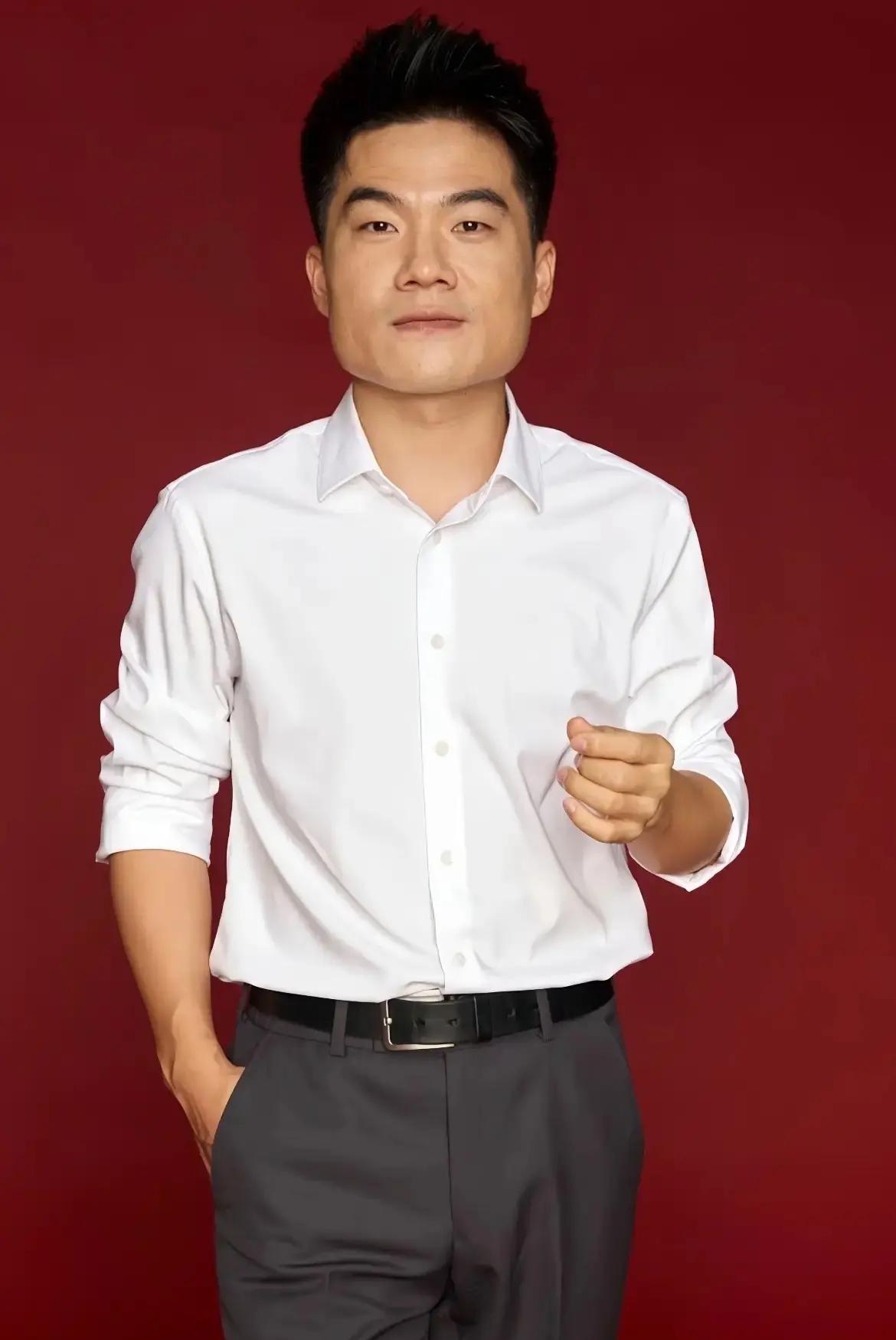 一觉醒来，
董宇辉成了抖音一哥！
不是因为他喊口号，也不是因为他带货花哨，而是靠