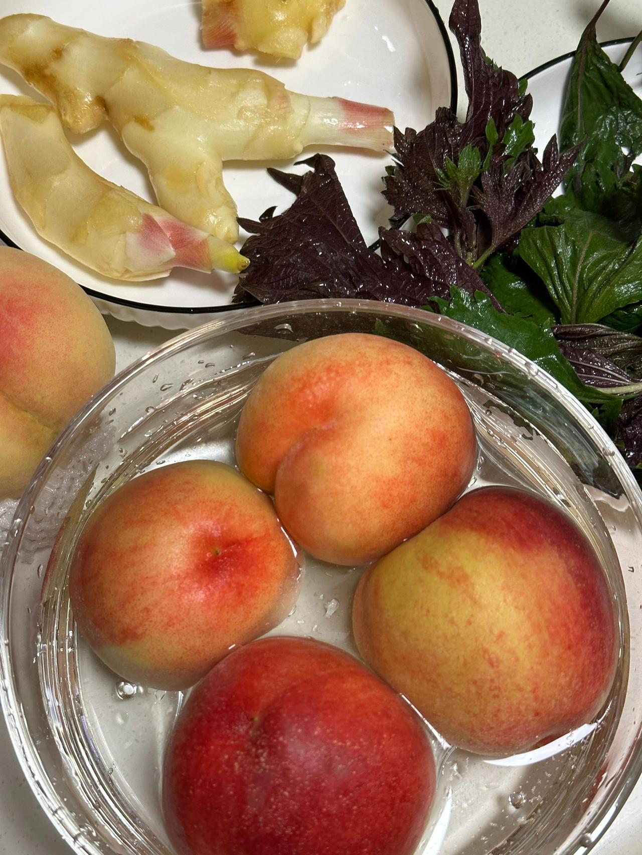 这个季节就是吃不完的各种桃，山上摘的，老板送的… 明天要去孕婆子家玩耍，想着要不