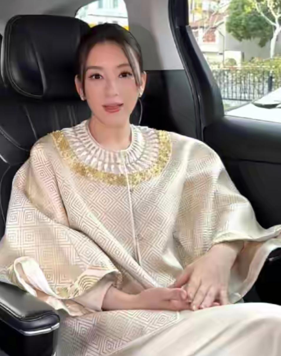 方媛元旦抱小女儿拍照！配文：奶呼呼的三宝，穿白色针织衣好优雅娱乐 明星