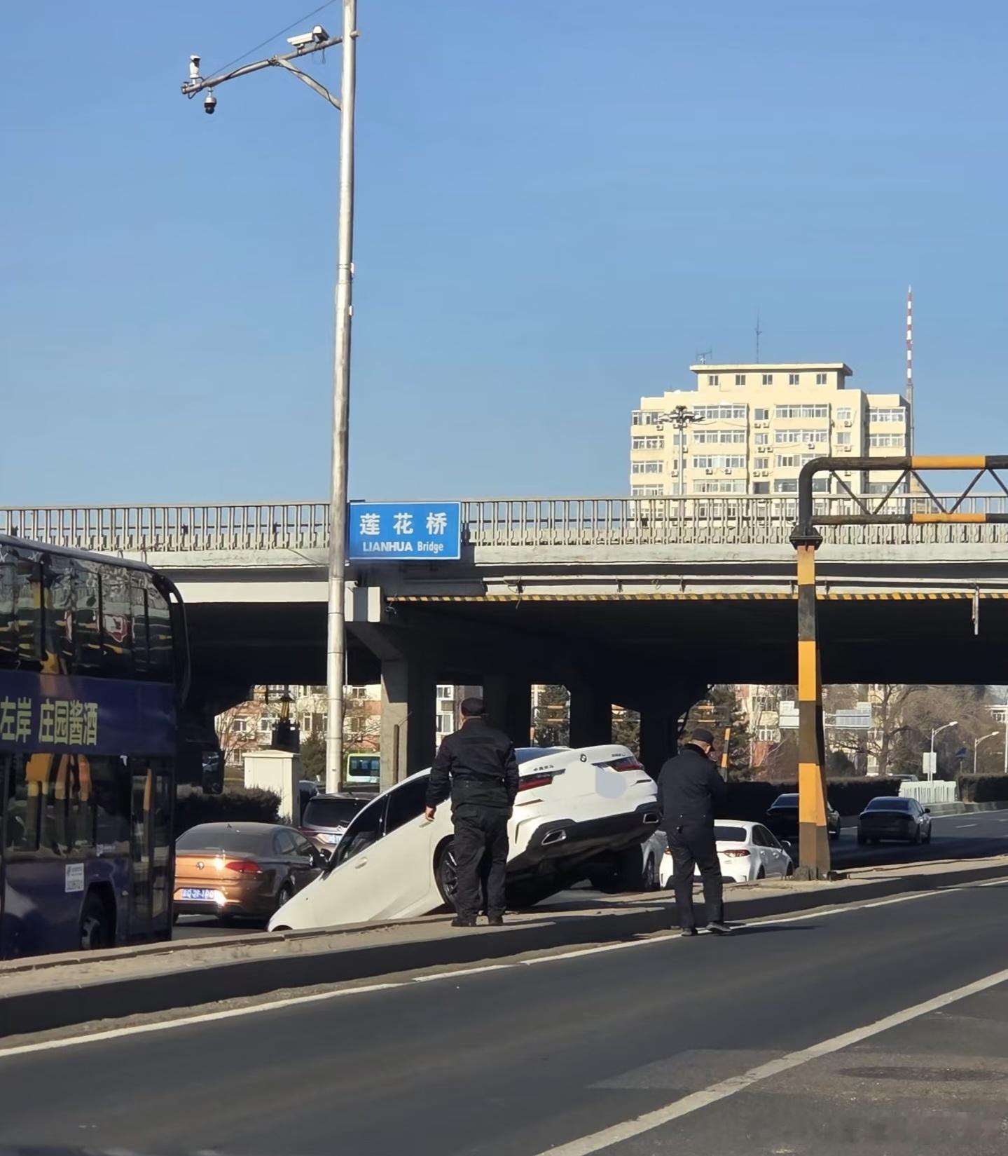 莲花桥附近发生的事故，这是咋开的啊