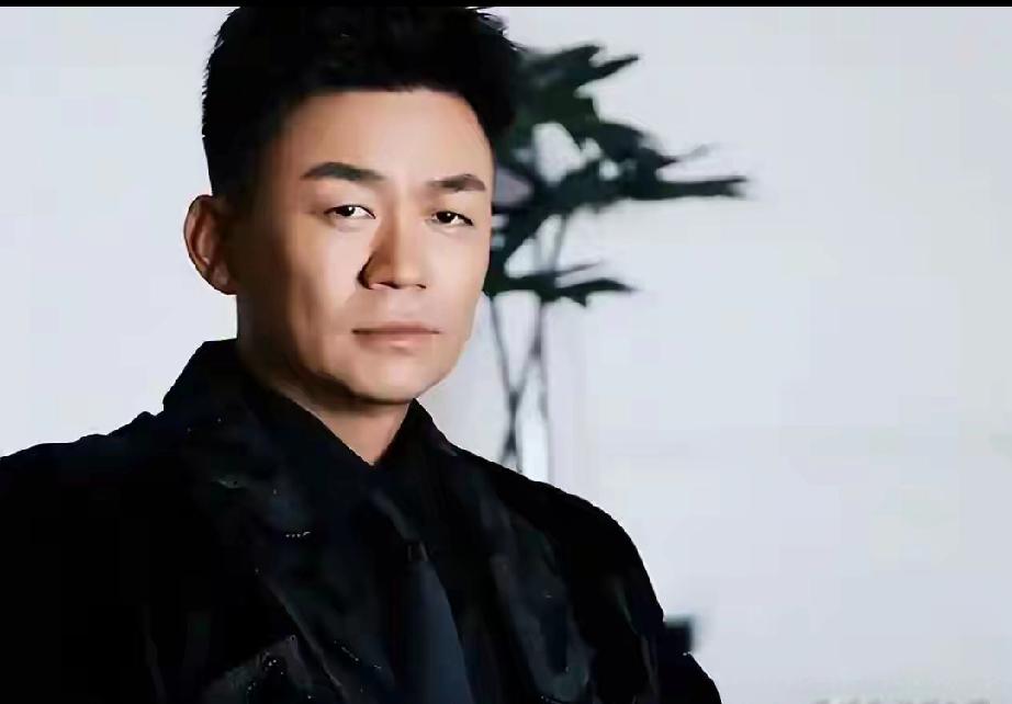 王宝强彻底蜕变！从金扫帚最差导演到硬汉狠人，沉默六年终翻盘
 
     近日，