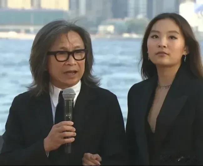 没想到吴君如与陈可辛的女儿陈是知也17岁了，如今已长成亭亭玉立的大姑娘了，在第4