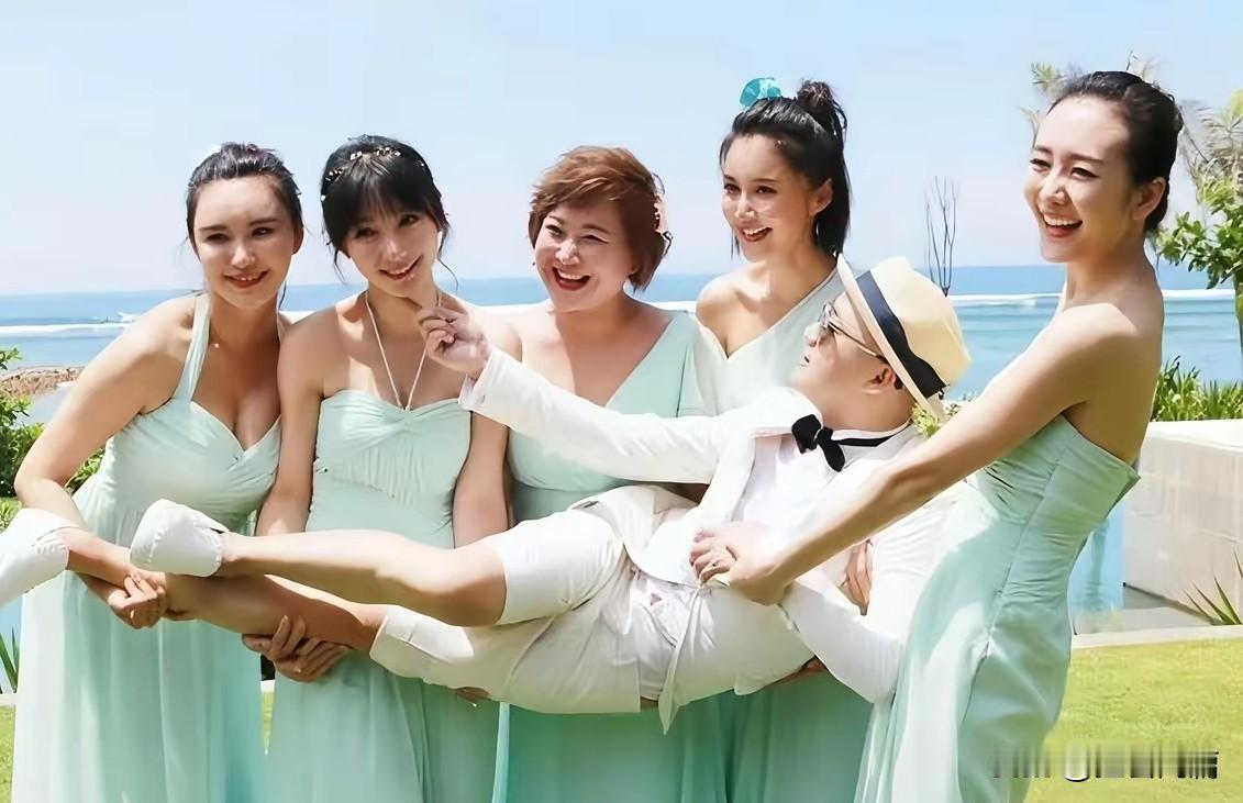 在包文婧嘴里人见人爱的包贝尔，什么时候看着都那么轻巧油滑。
就连自己结婚的时候摆