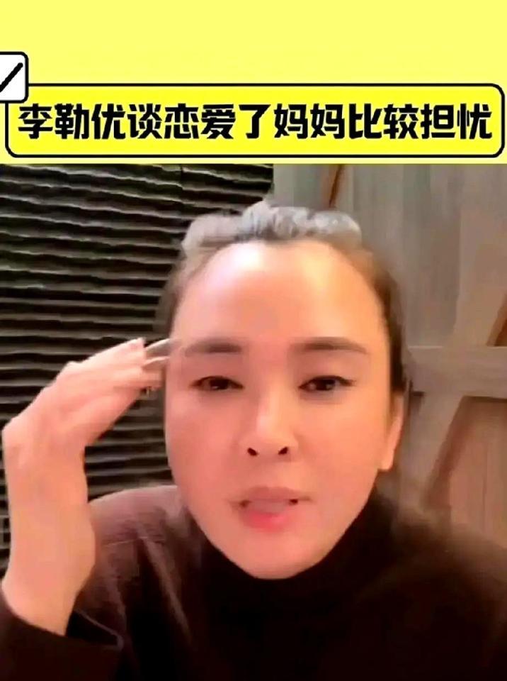 几个亿的家产，对着一个3万粉丝的账号。
晋妈那句“必须有正经工作”，现在听起来，