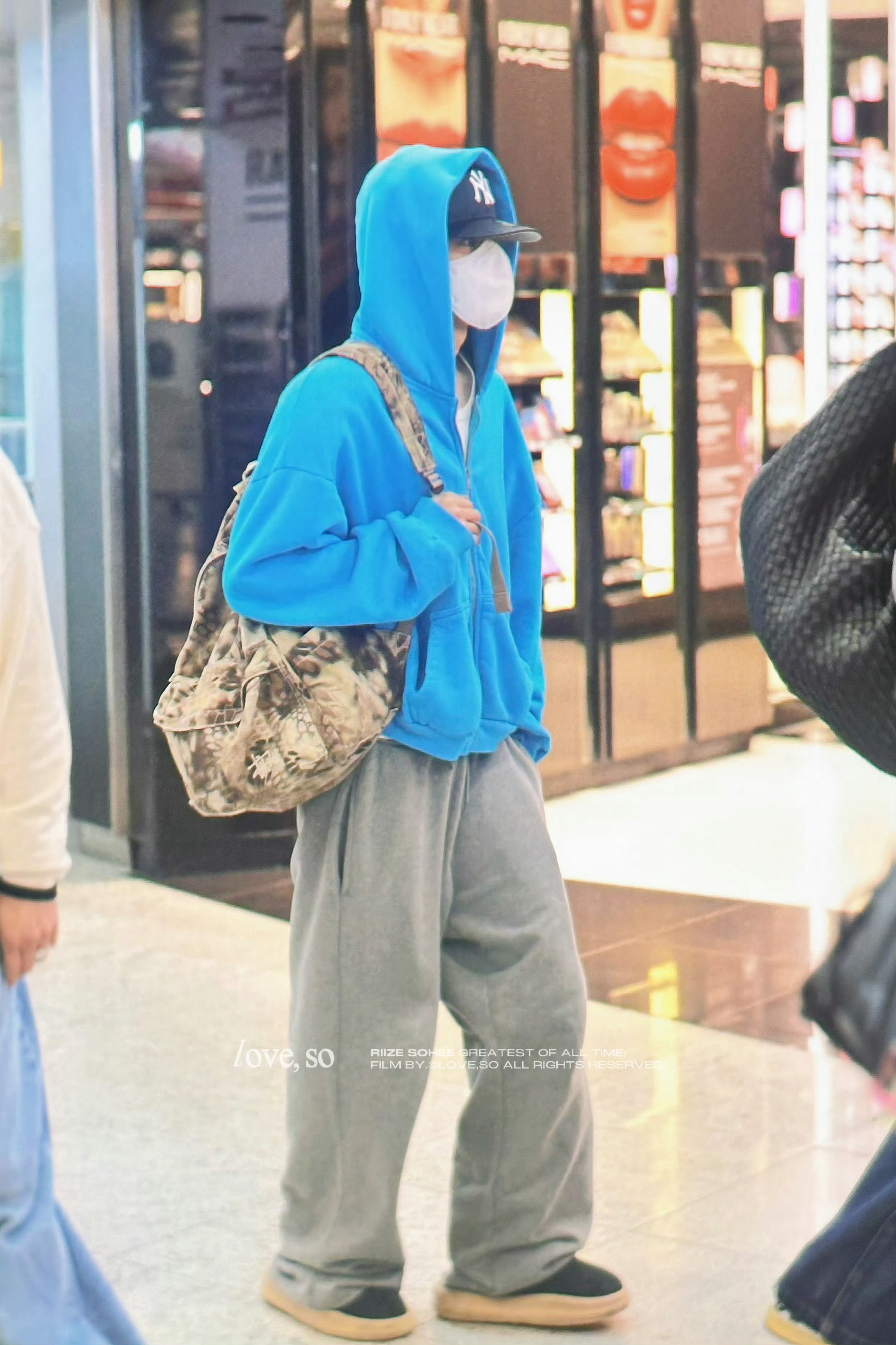 除了裤子不同款，其余的跟之前机场一模一样从廓形牛仔裤到休闲卫裤的转变继续解锁同款