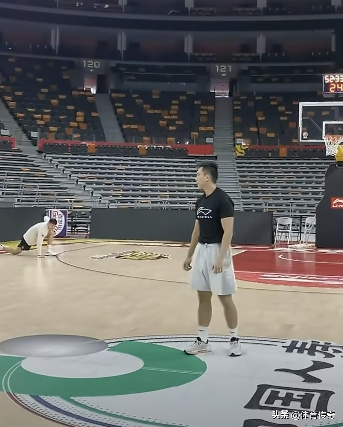 山东高速男篮训练欢乐多，陶汉林众筹6个卧推！
休赛期的山东高速男篮健身馆球员锻炼