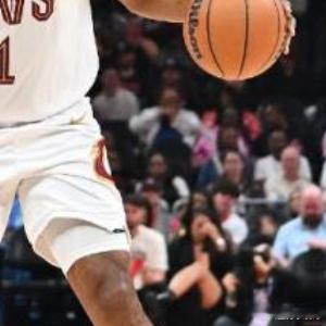 4月11日，NBA常规赛骑士客场对阵老鹰，米切尔与阿伦等主力轮休。老鹰用团队攻势