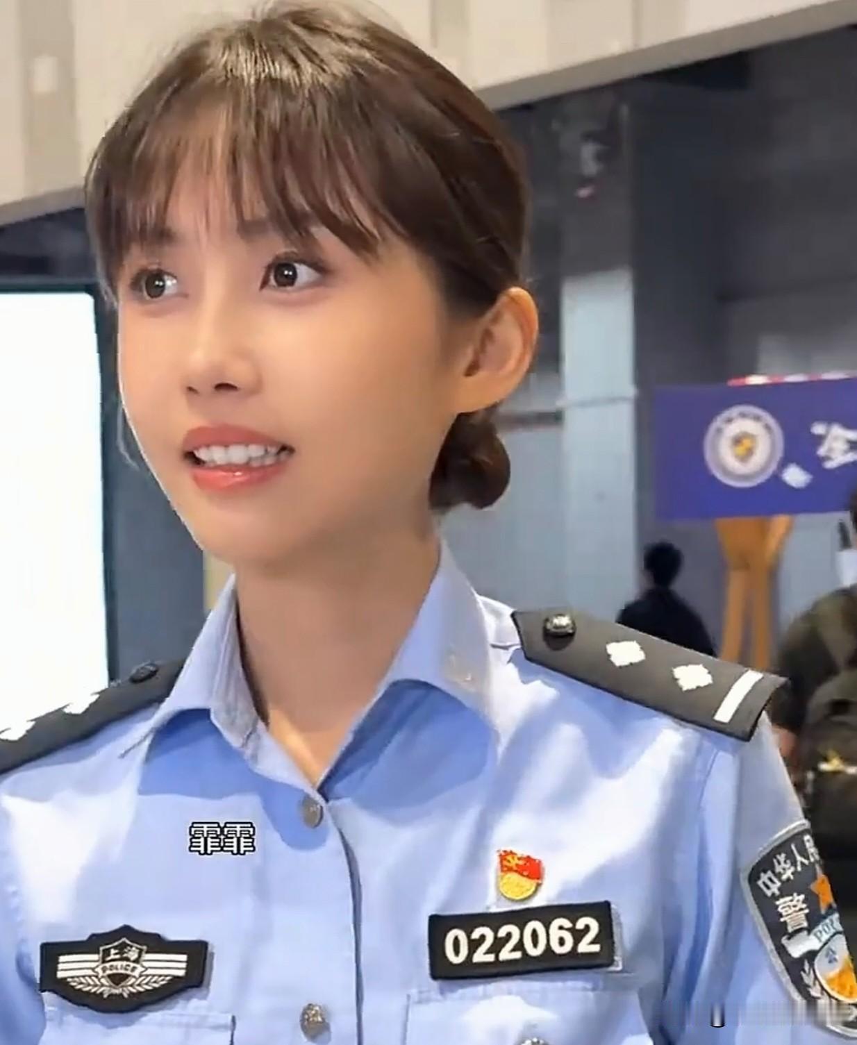 但咱得说句大实话：大家惊叹的不光是这张脸，而是她把那一身警服的正气和邱淑贞当年的