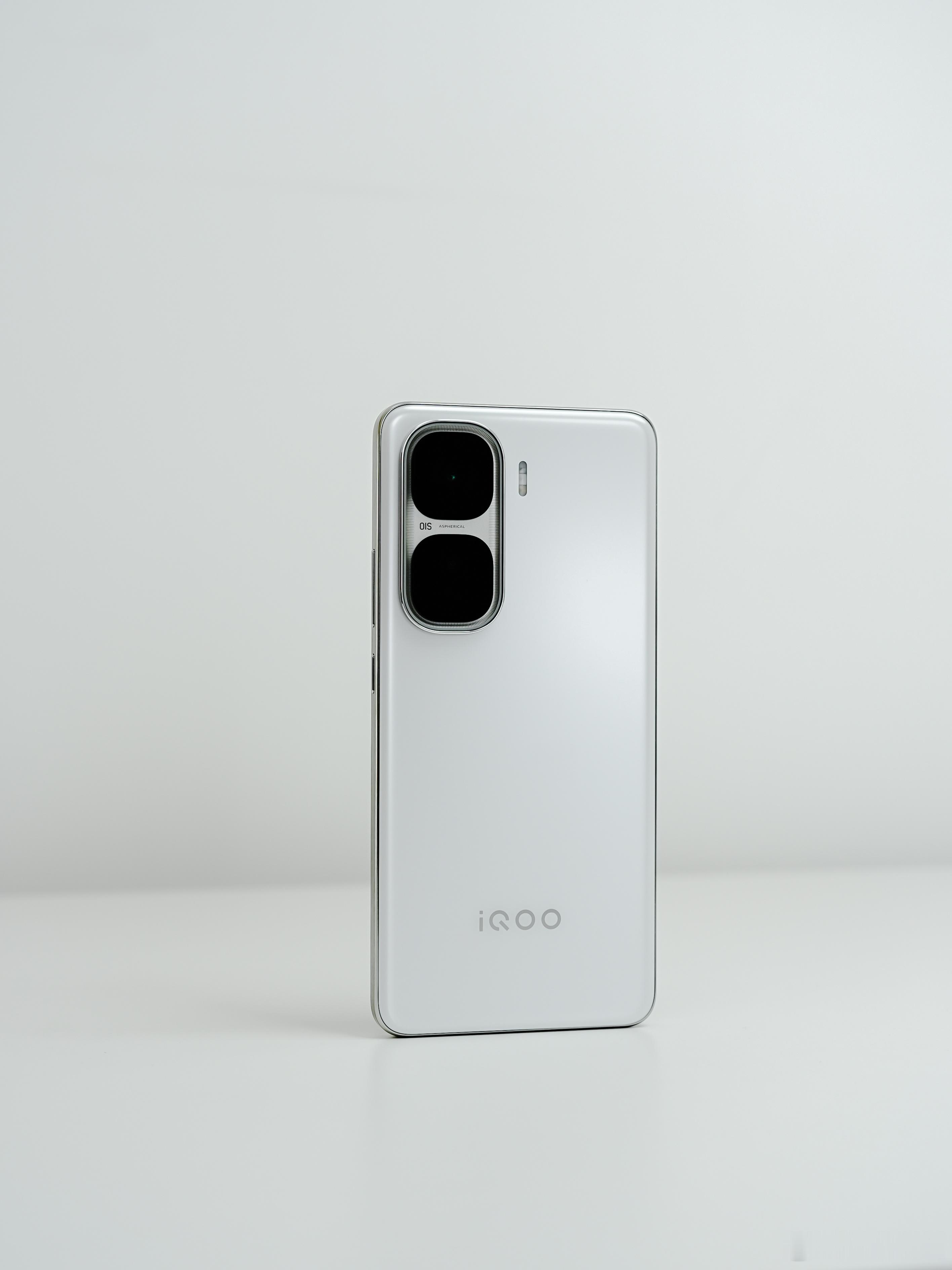 iQOONeo游戏稳帧顶流确实很强，在游戏的体验方面，iQOO一直都是跑满的，N