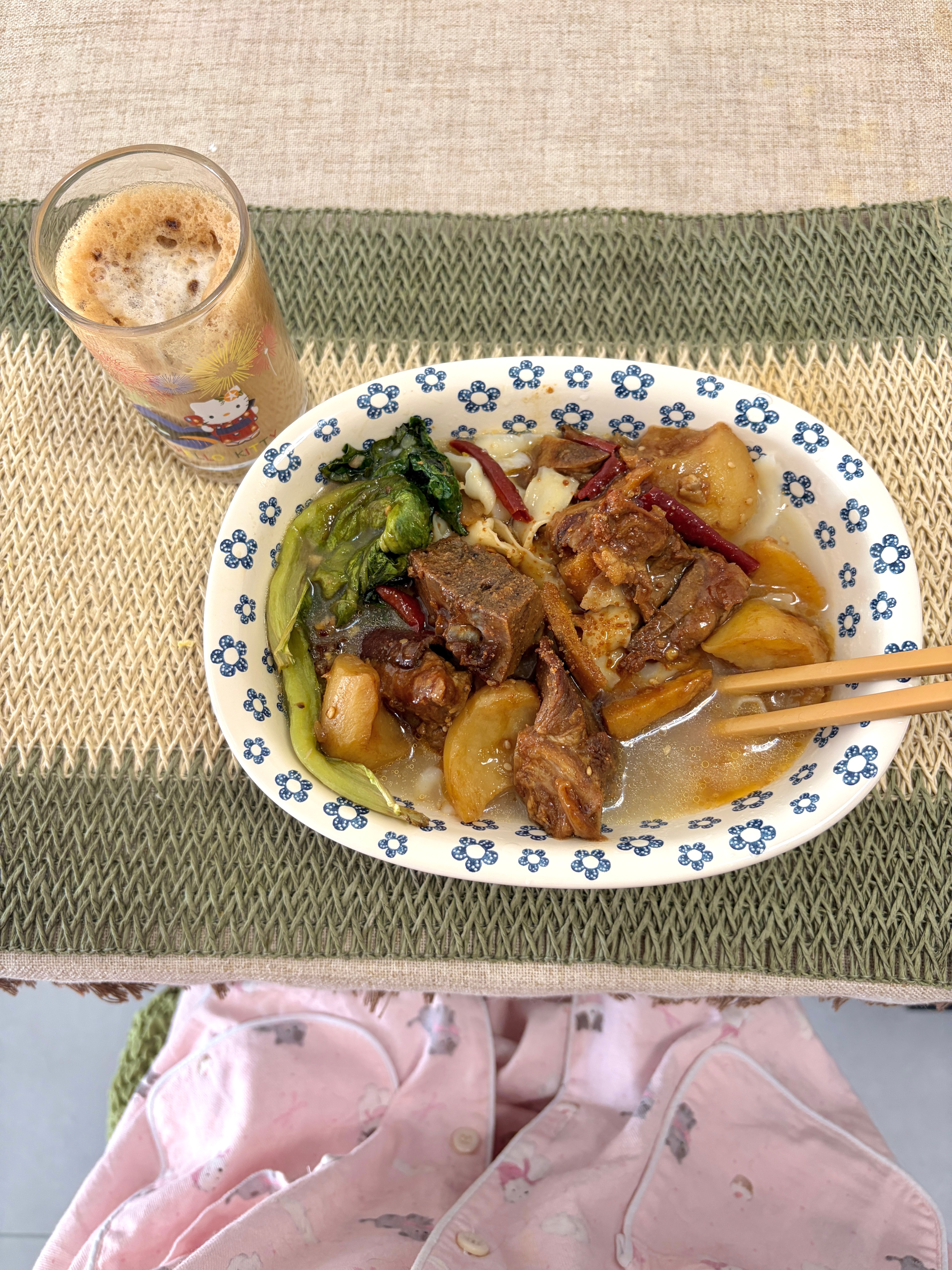 宝宝们 午饭吃自己做的排骨面➕拿铁(我买的摩可纳竟然是盗版 不过也挺好喝的