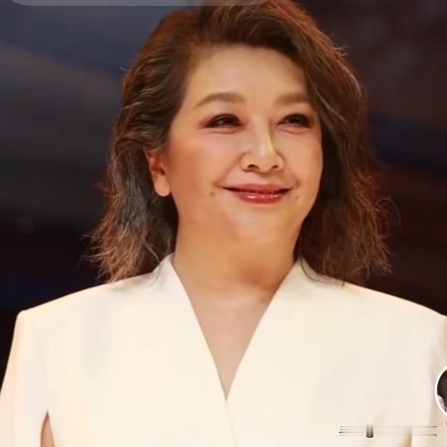 江珊真是魅力不减的女王！1993年，不到26岁的她凭《过把瘾》里的杜梅成了无数人
